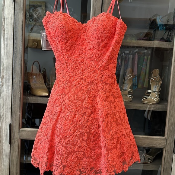 LA FEMME  Style 19160 Coral size 8 - Picture 2 of 5